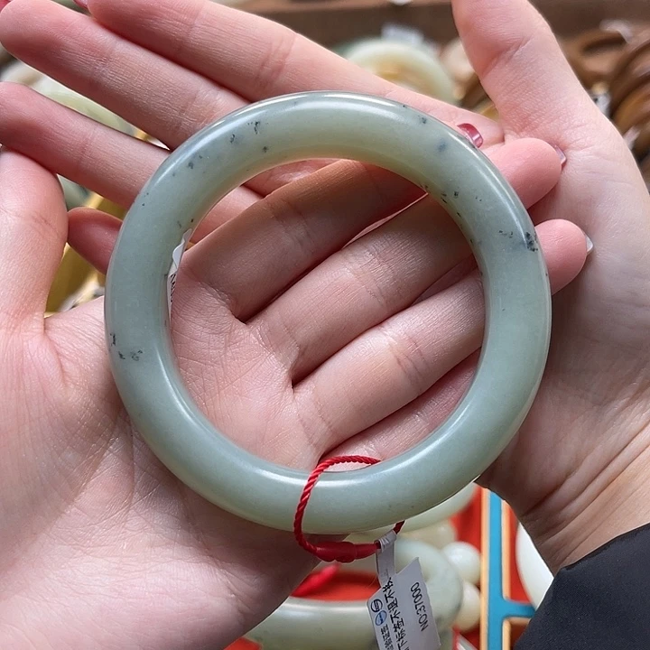 和田玉手镯未镶嵌且末飘花