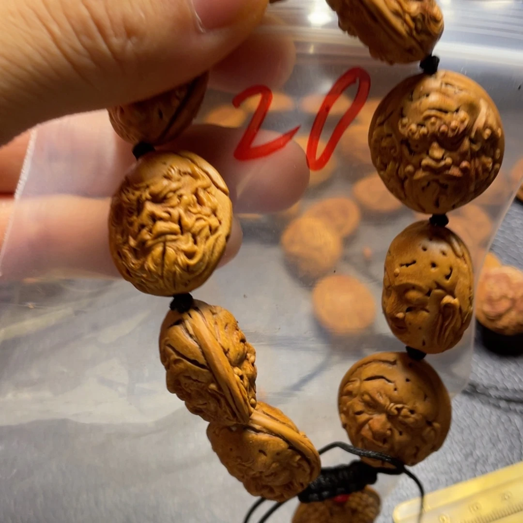 大桃核雕刻子山罗汉
