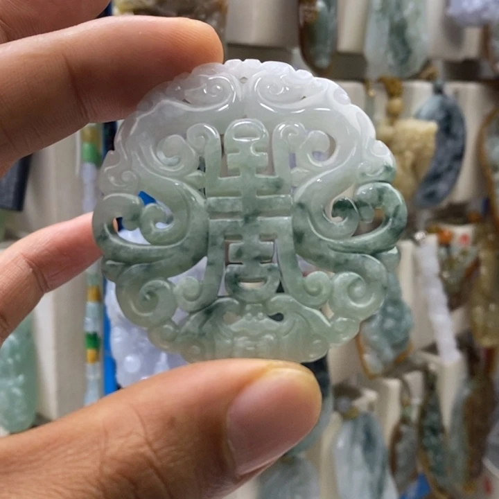 翡翠未镶嵌颈饰你