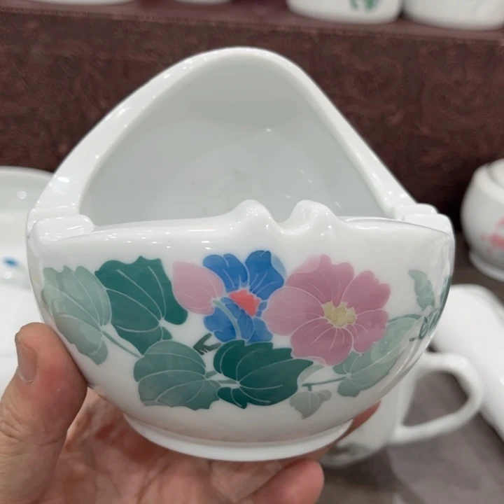 碗釉下五彩的瓷器和瓷器