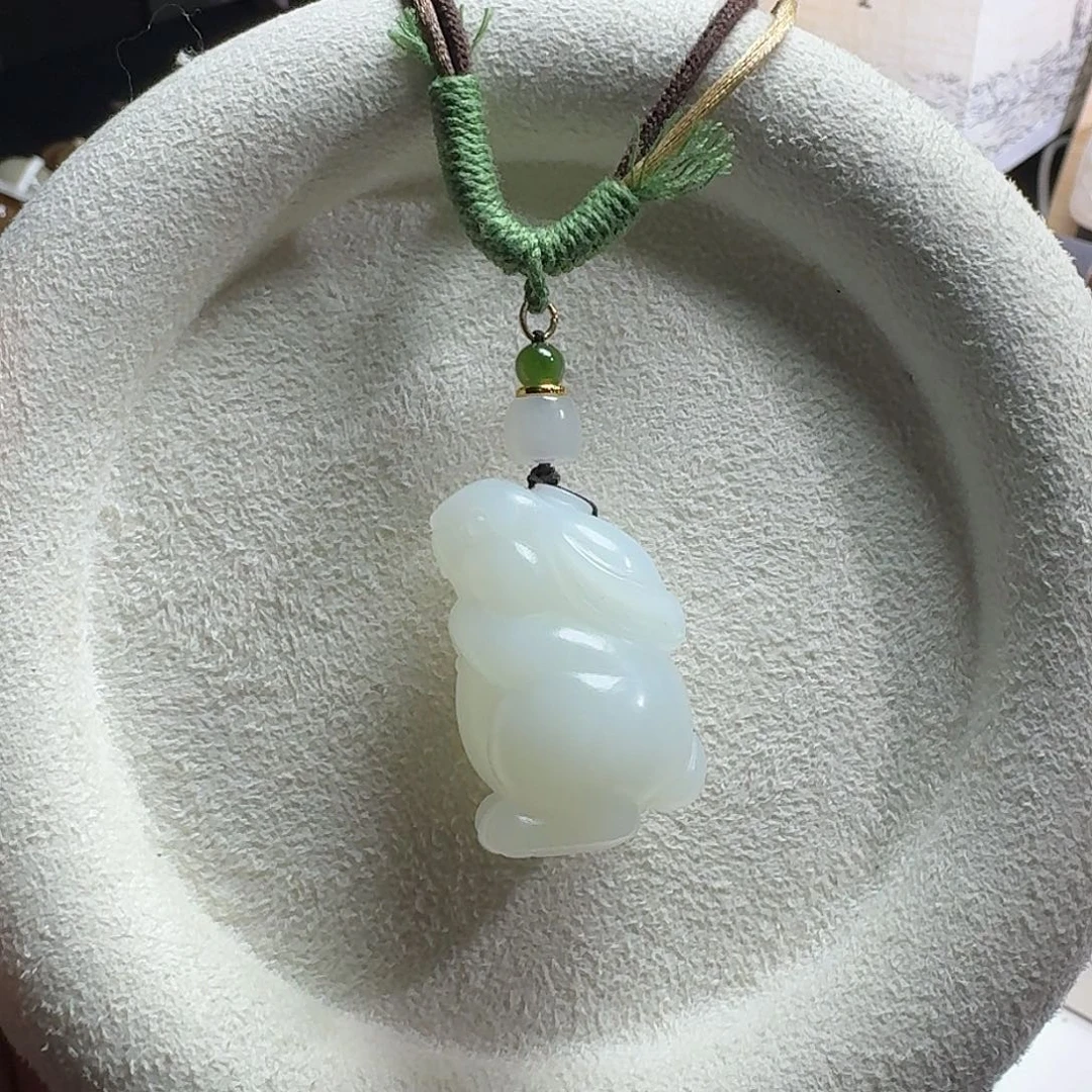 晶***娘和田玉未镶嵌颈饰拜佛小兔