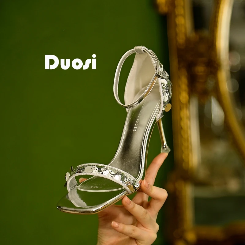 【DUOSI】7cm亮片时尚一字带凉鞋女银色性感晚会鞋细跟高跟鞋708-8