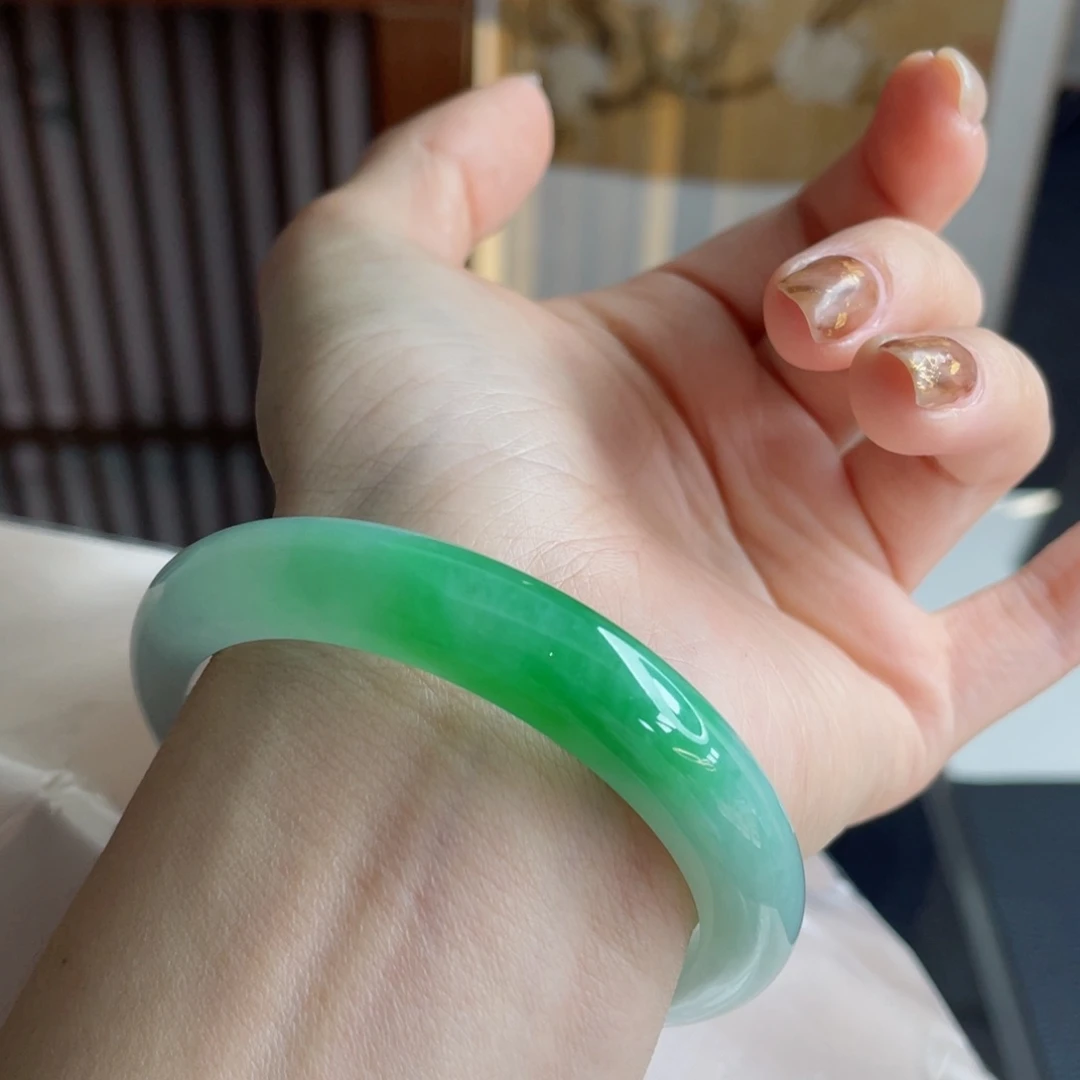未镶嵌手镯翡翠55.6正圈 飘辣绿色 高级贵气十足32号