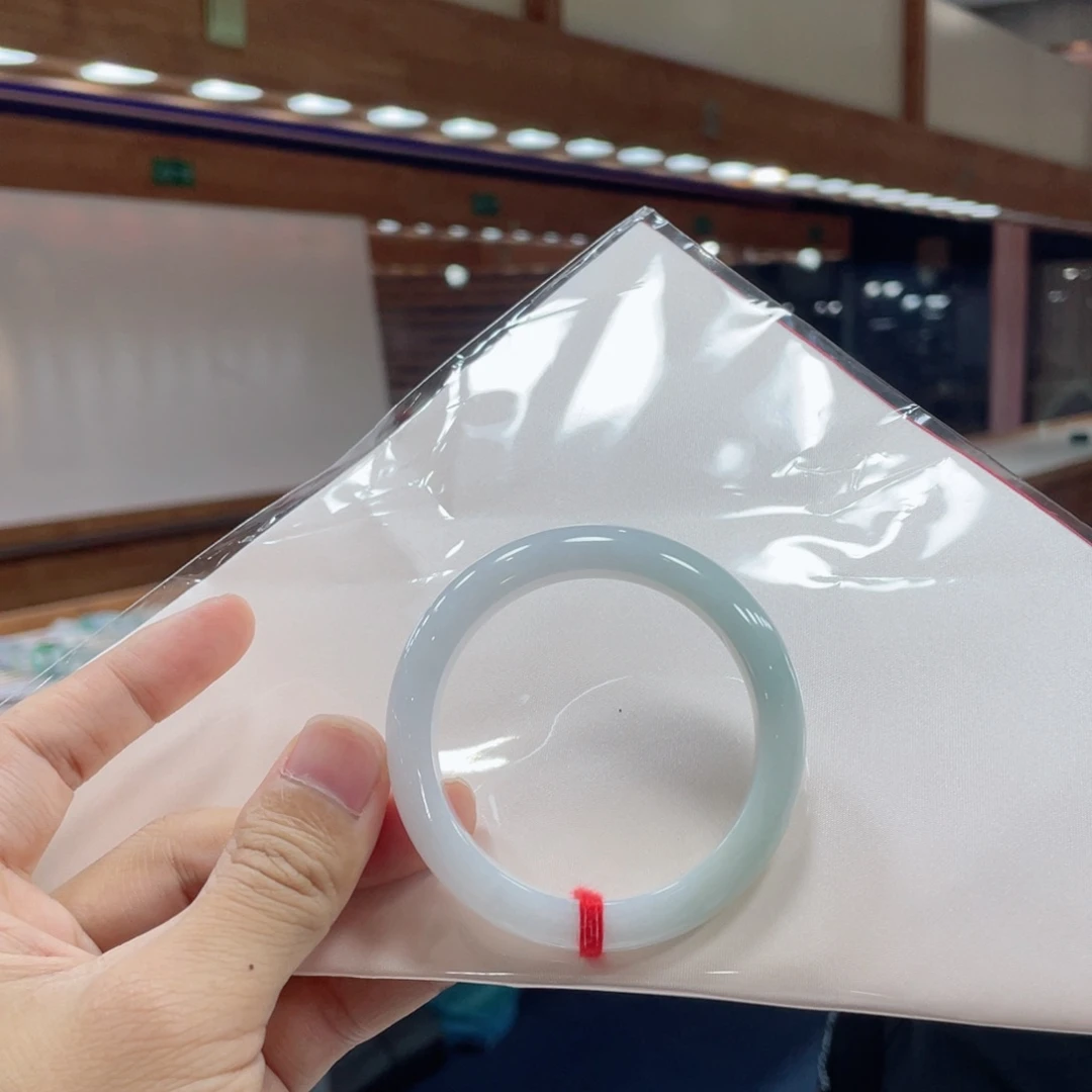 翡翠手镯未镶嵌有包容
