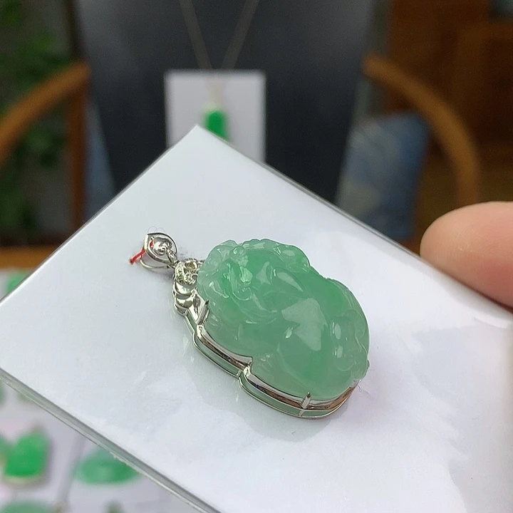 翡翠18K金镶嵌颈饰