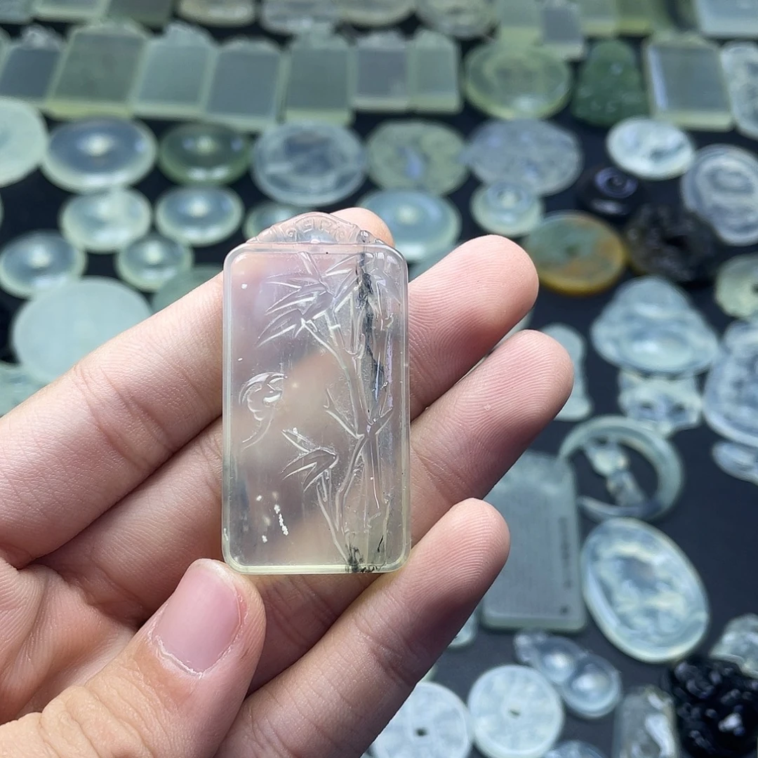 岫玉未镶嵌颈饰竹牌