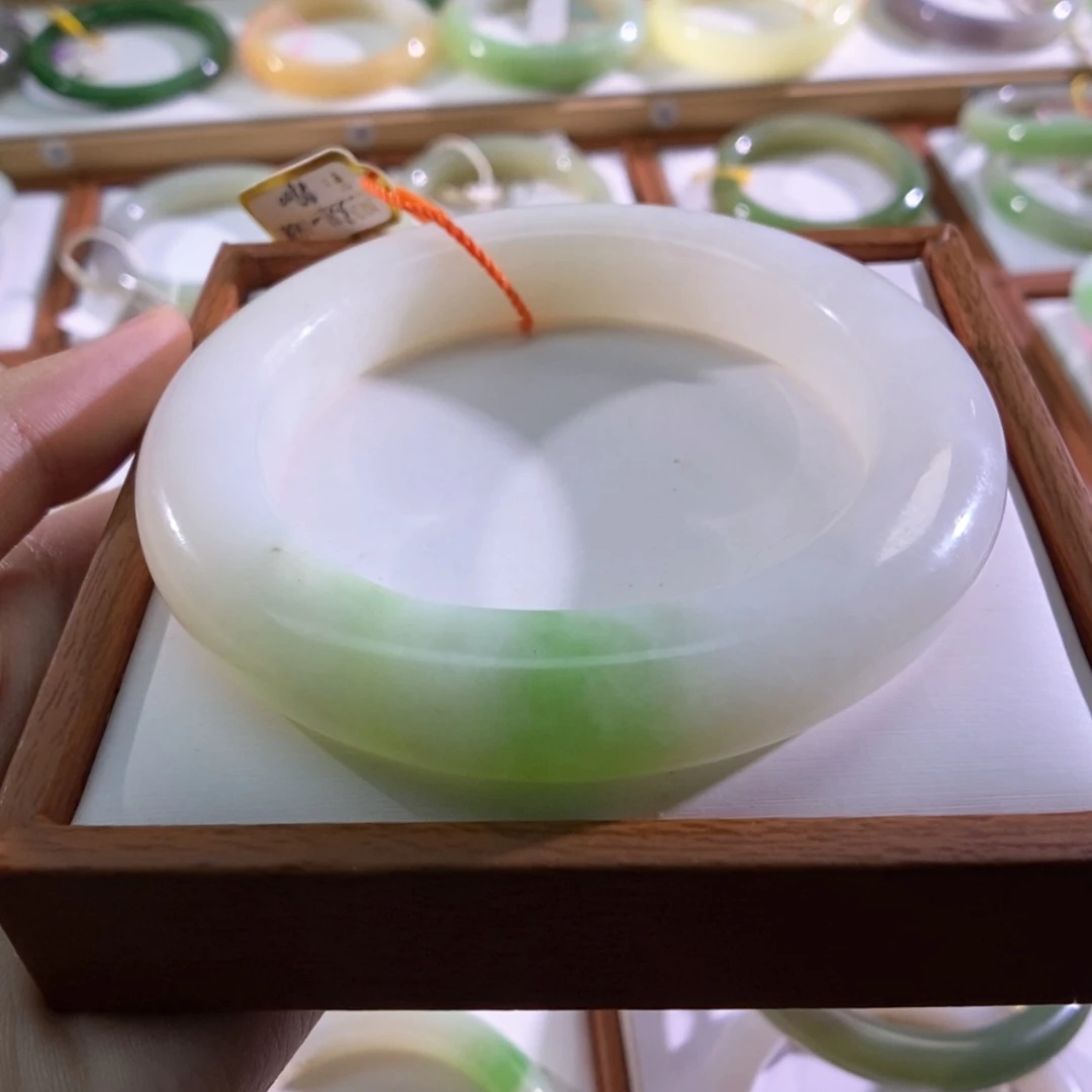 【闪购商品】未镶嵌手镯和田玉（翠青玉）