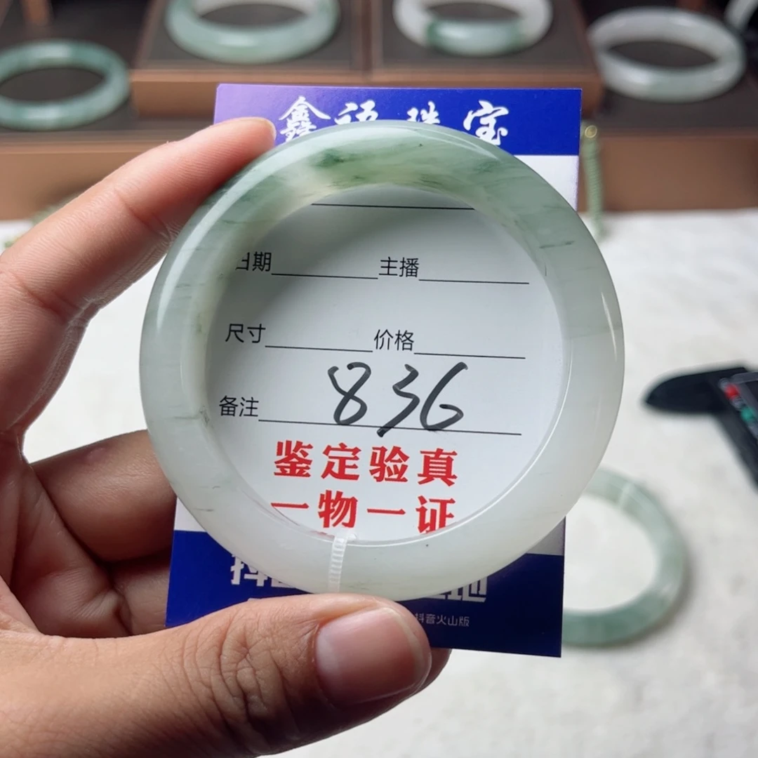 石英质玉手镯未镶嵌?