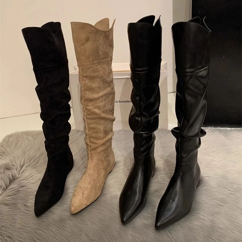 长筒靴女2025新款美拉德尖头绒面高筒卡其色内增高堆堆靴平底长靴