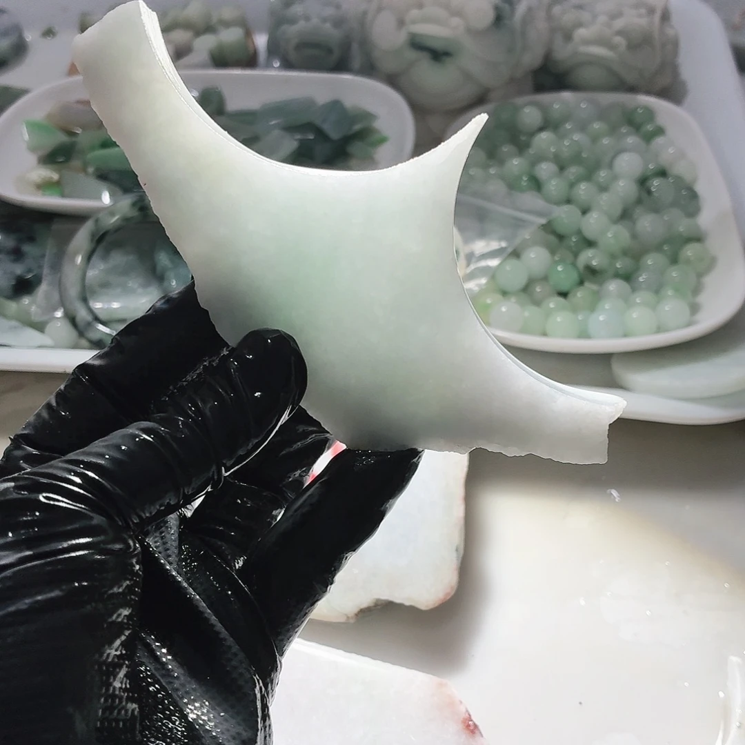 翡翠未镶嵌颈饰边角料