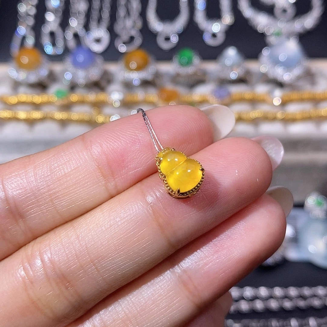 翡翠18K金镶嵌颈饰吊坠