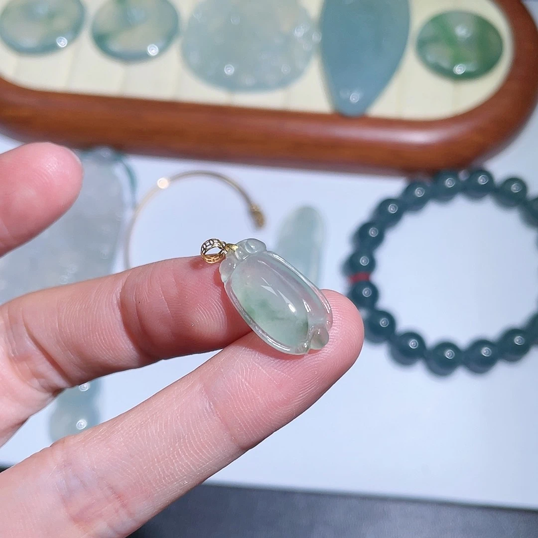 翡翠颈饰18K金镶嵌知了