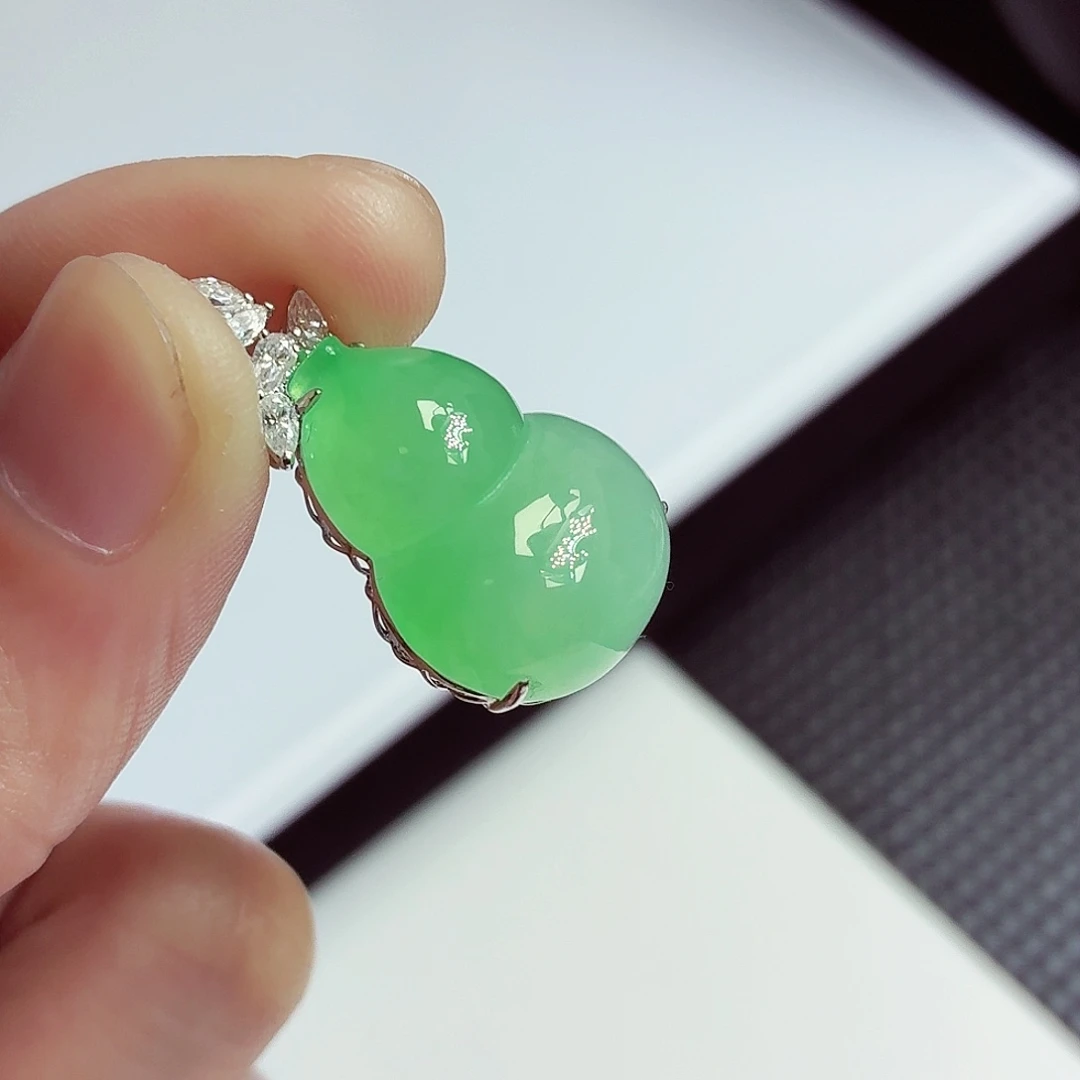 翡翠18K金镶嵌颈饰葫芦
