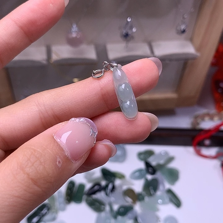 弎****锆石铁合金豆子吊坠
