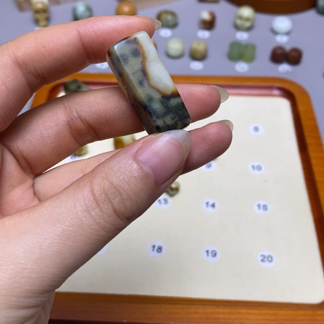 蛇纹石玉配饰合金轻**萤