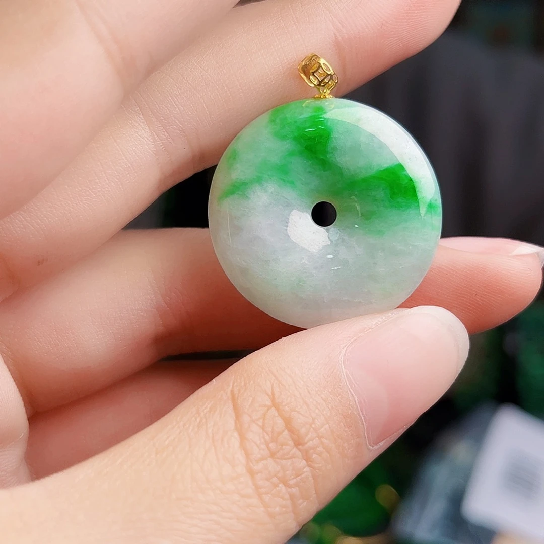 颈饰18K金镶嵌翡翠多样性