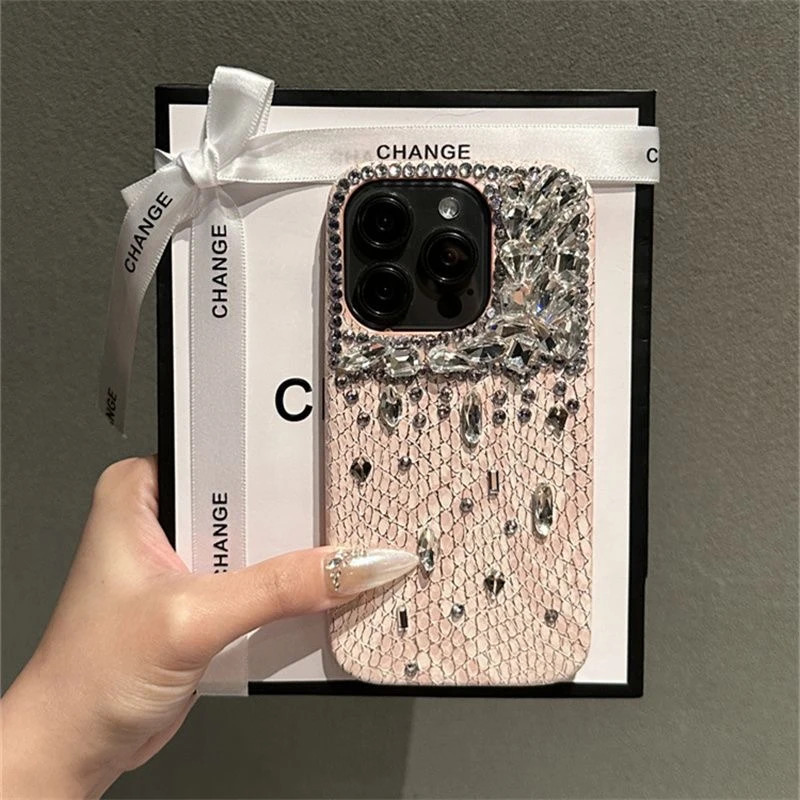 浅粉蛇皮纹满屏多钻苹果15promax手机壳iPhone15新款14潮款13防摔