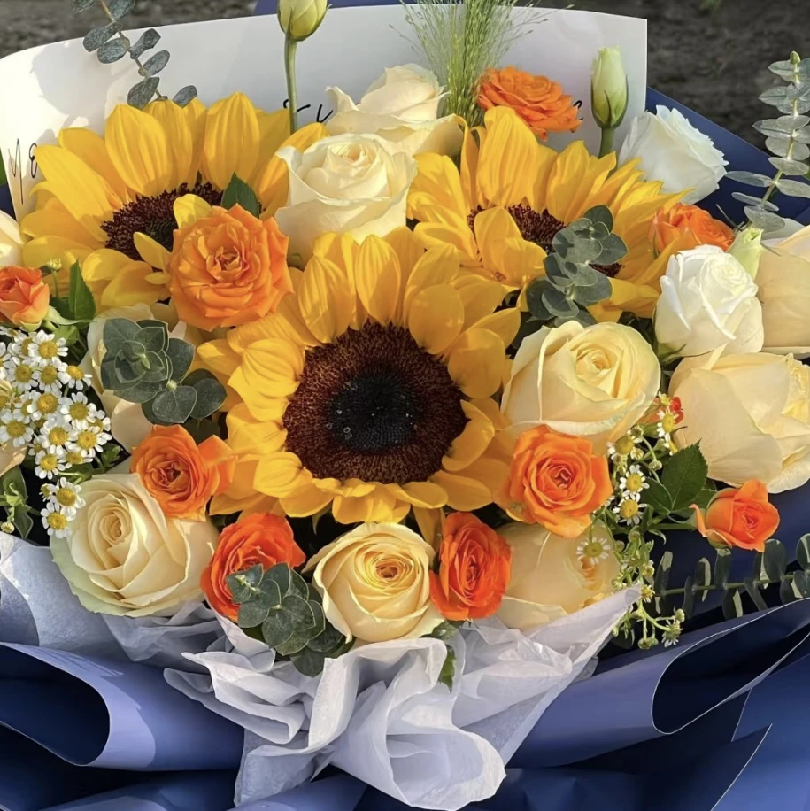 香槟玫瑰多头玫瑰向日葵洋甘菊尤加利叶云南昆明鲜花直发