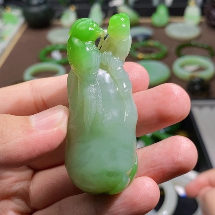 和田玉碧玉白加绿永结同心把件55.4克未镶嵌