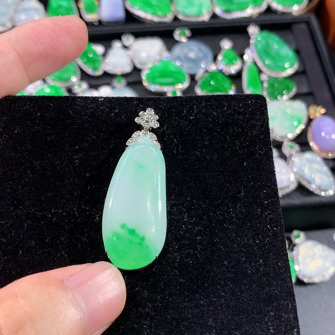 翡翠18K金镶嵌颈饰