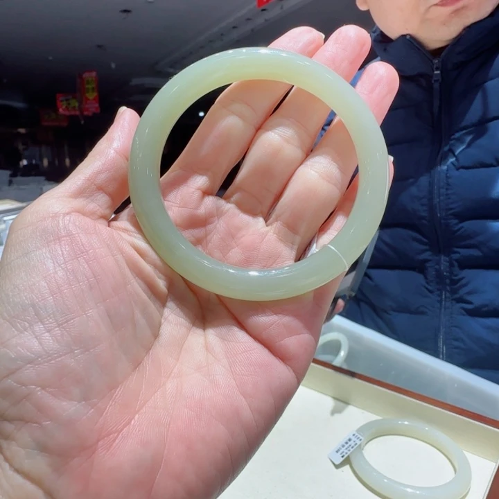 娇***和田玉未镶嵌手镯073