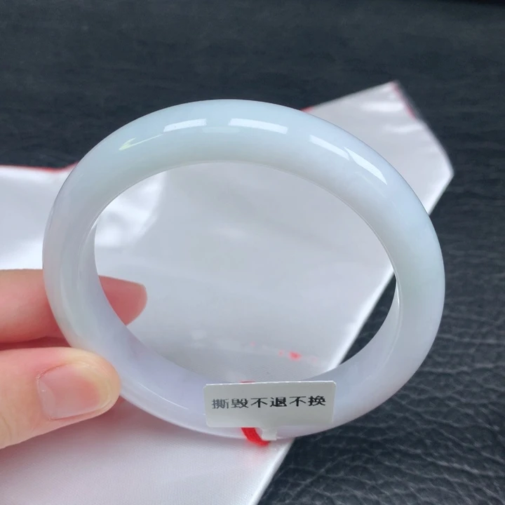 翡翠手镯未镶嵌。