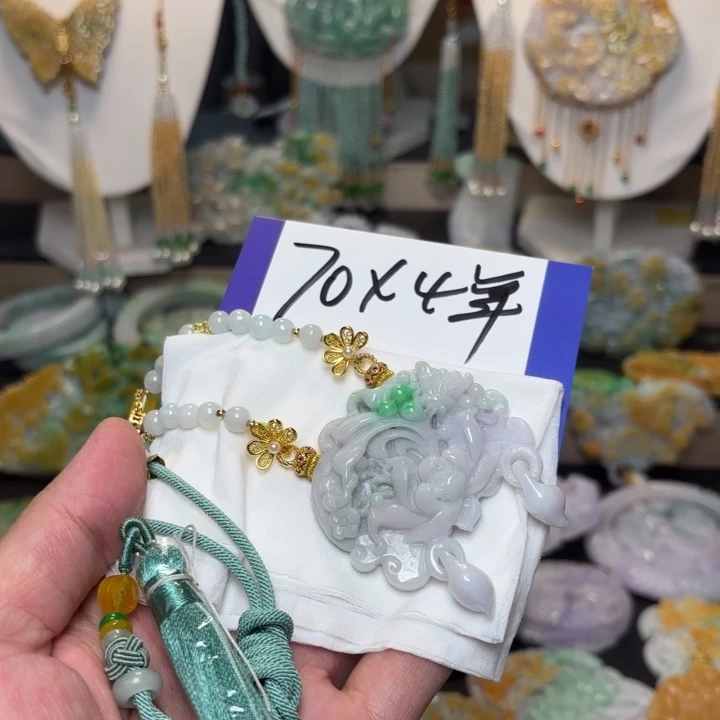 万***酱翡翠未镶嵌颈饰吊坠