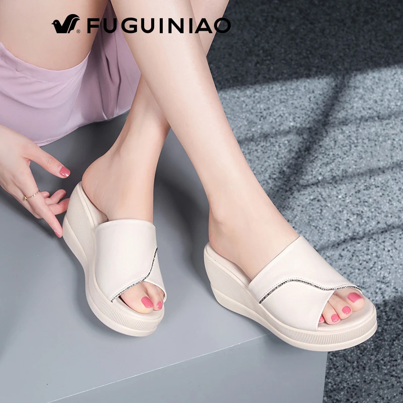 富贵鸟真皮坡跟一字拖鞋女2025新款夏季白色松糕凉鞋增高厚底凉拖