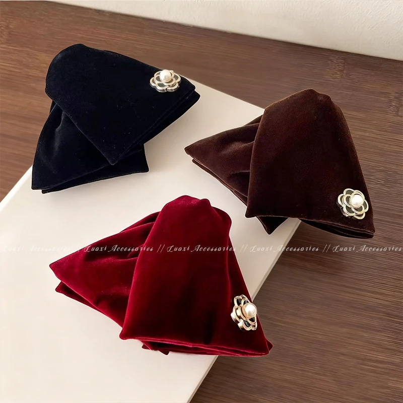 山茶花丝绒三角抓夹女2025新款秋冬高级感精致后脑勺鲨鱼夹子发饰