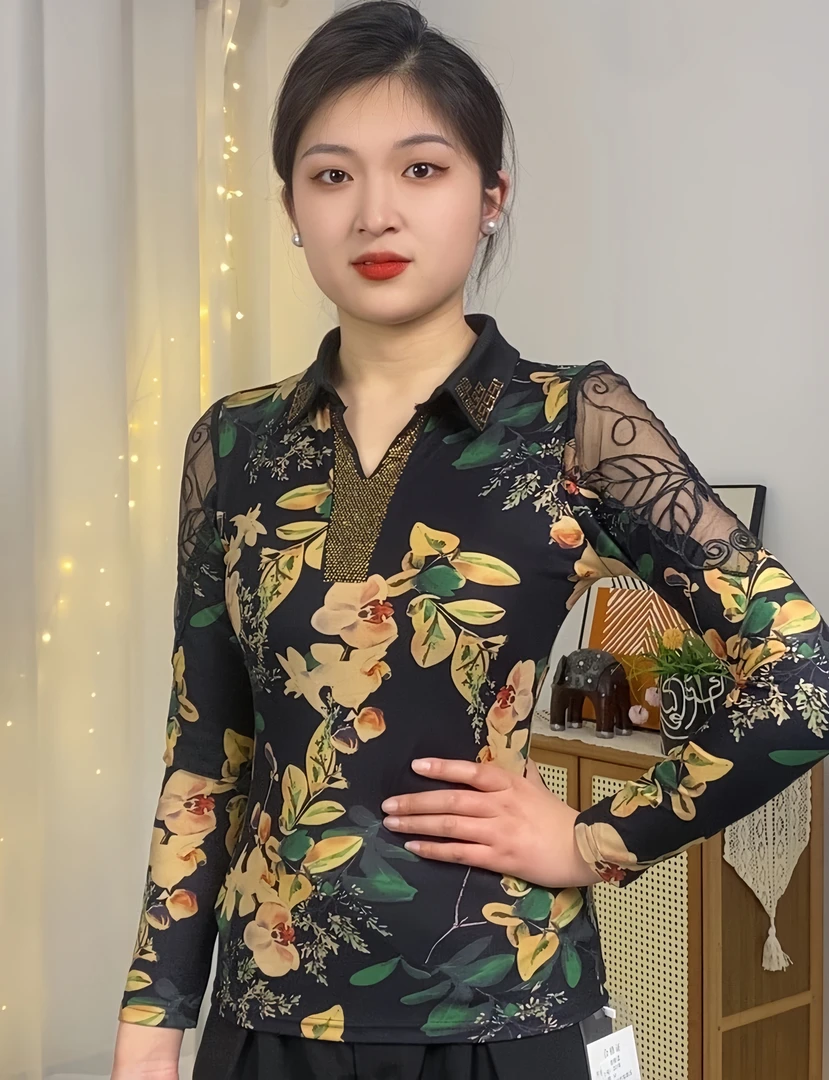 【开春新款】欧货印花蕾丝V领爆款洋气时尚重工烫钻长袖打底衫女