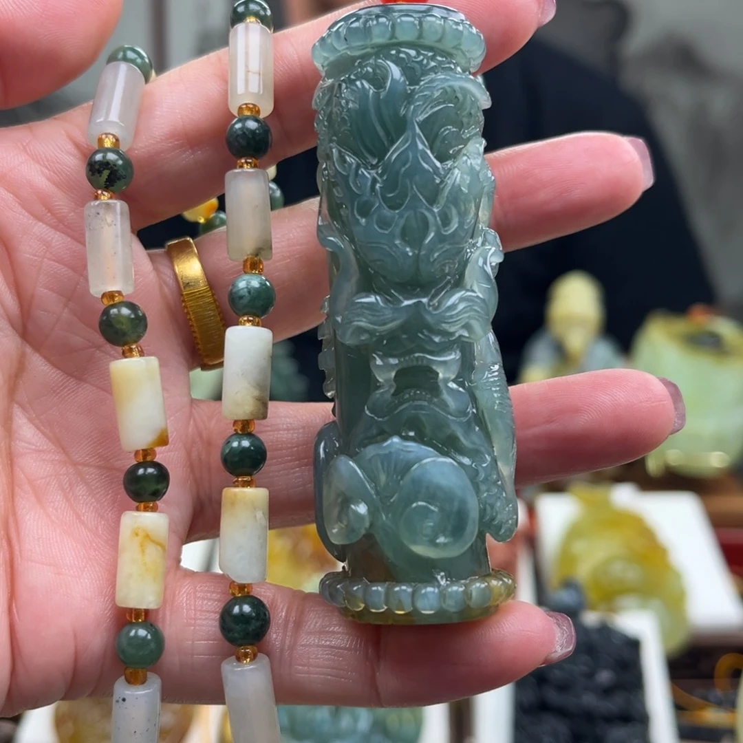 大***子蛇纹石玉未镶嵌颈饰挂件