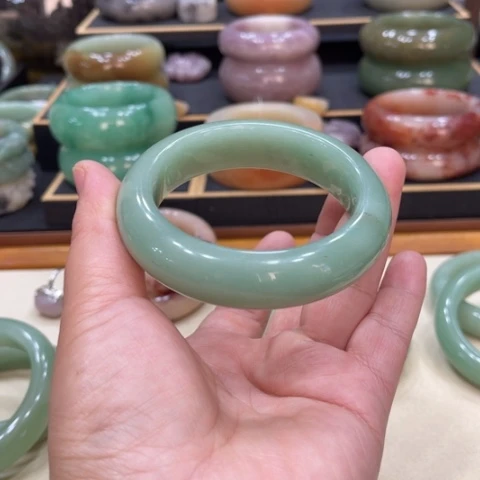 未镶嵌手镯石英质玉