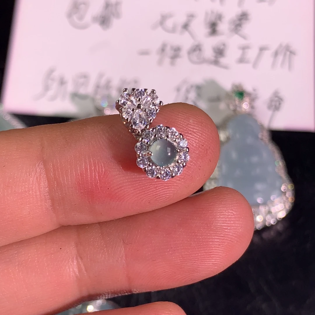 翡翠未镶嵌颈饰一对