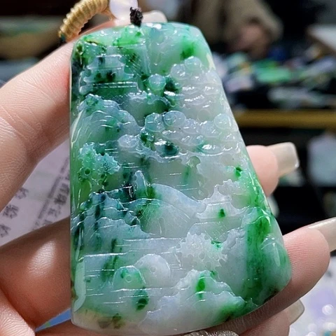 翡翠未镶嵌颈饰一个