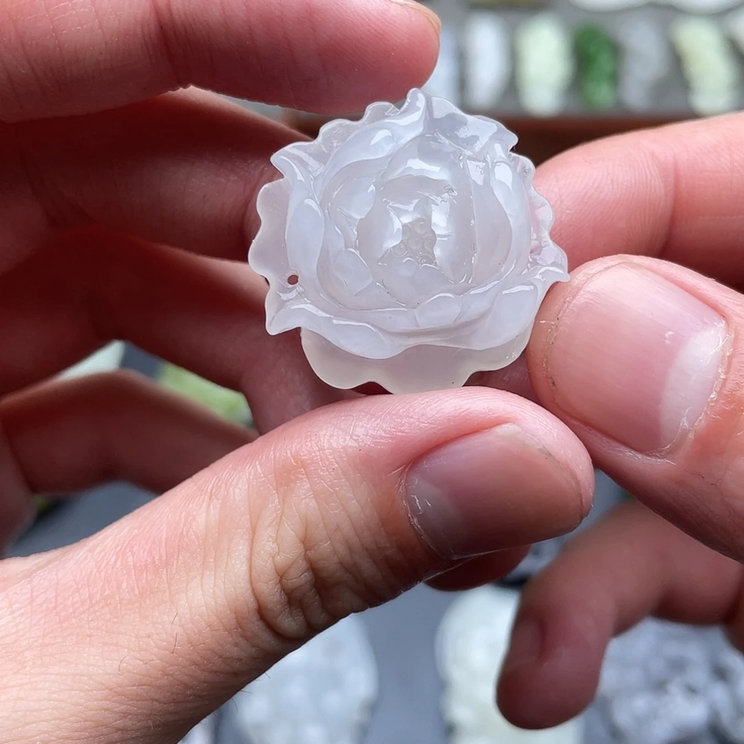 和田玉未镶嵌颈饰牡丹花手牌