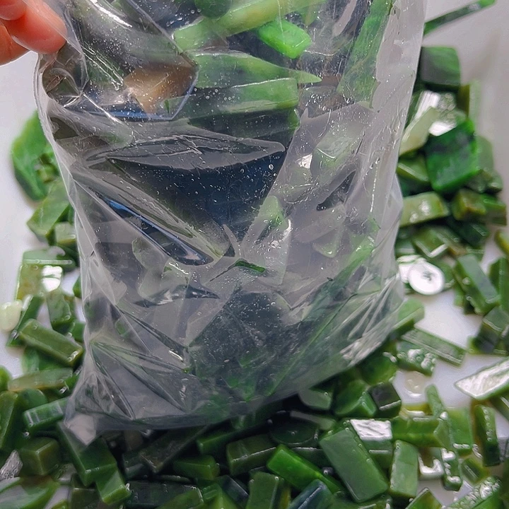 小***滴和田玉（糖玉）未镶嵌颈饰