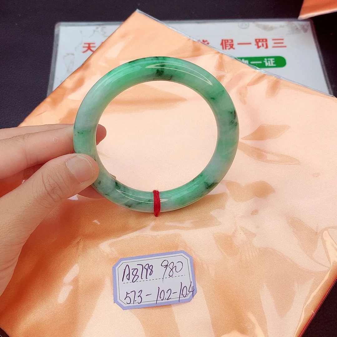 翡翠手镯未镶嵌翡翠