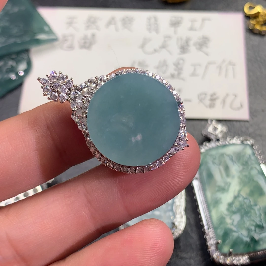 翡翠颈饰未镶嵌无事牌