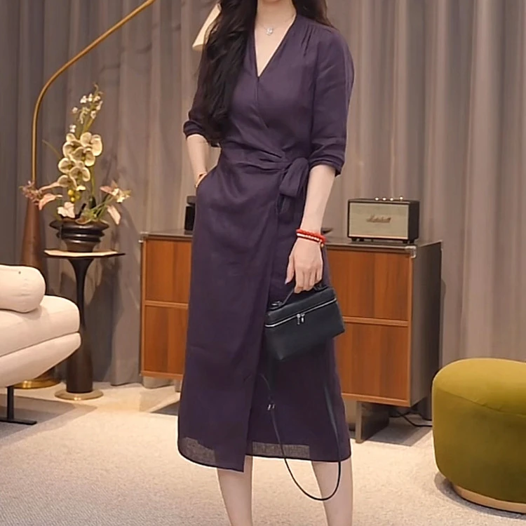 高级感气质V领紫色亚麻连衣裙2025夏季新款大码宽松休闲棉麻长裙