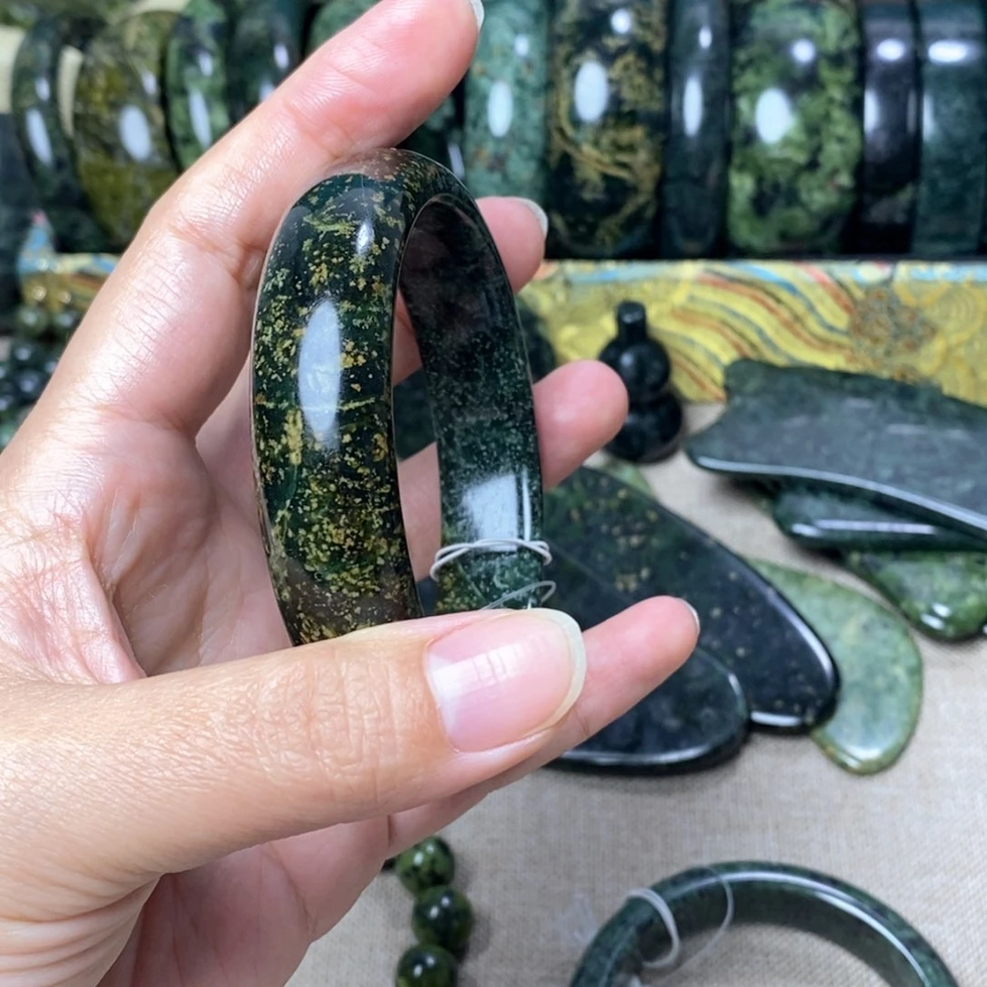 蛇纹石玉手镯未镶嵌
