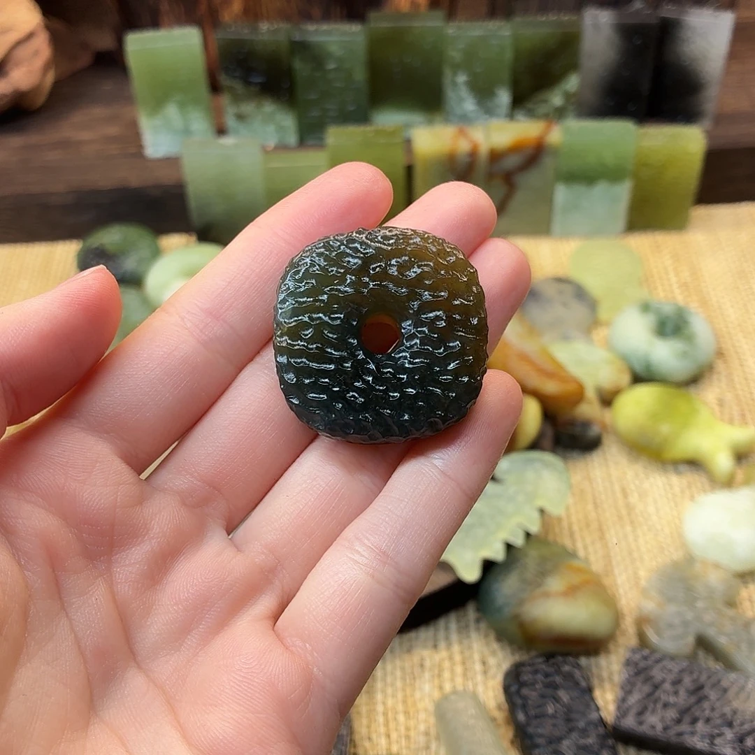 蛇纹石玉未镶嵌颈饰