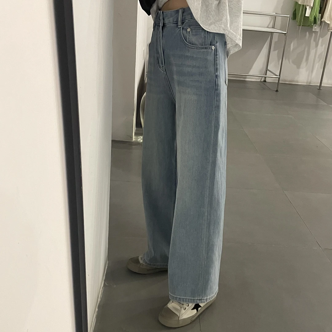 水洗浅蓝显瘦直筒牛仔裤