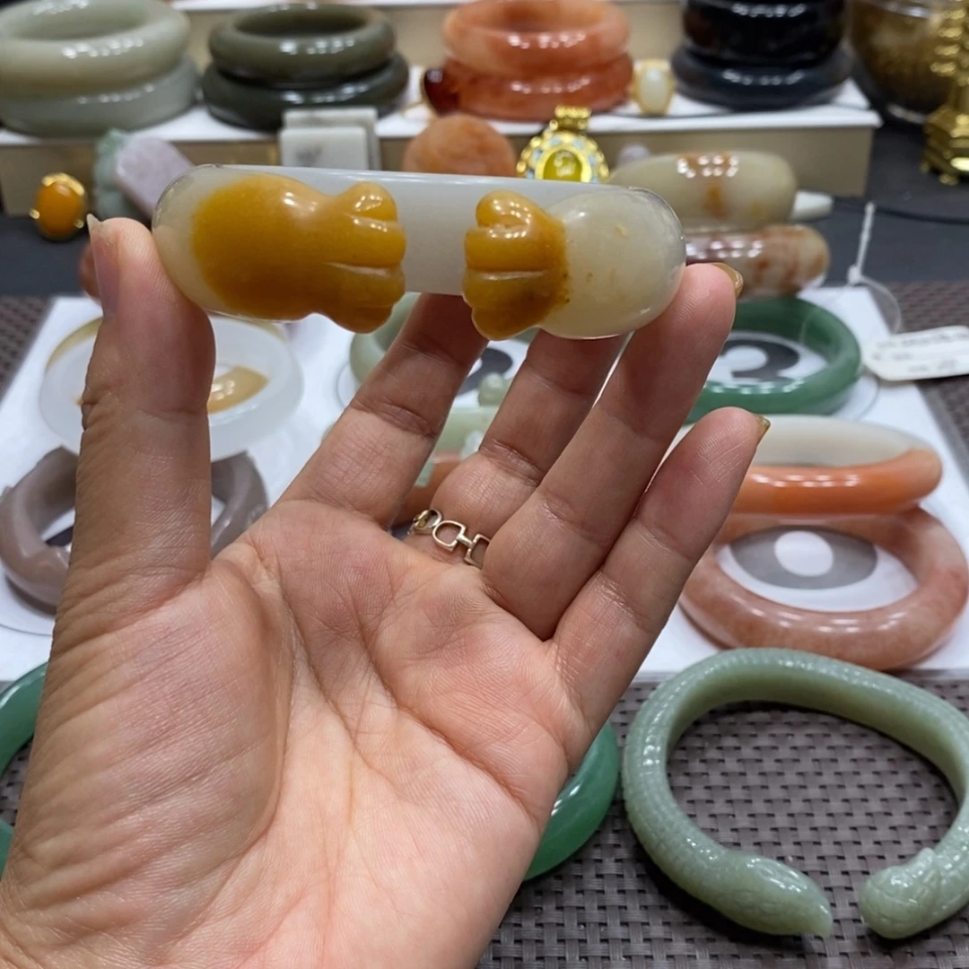 暖***i未镶嵌手镯石英岩玉