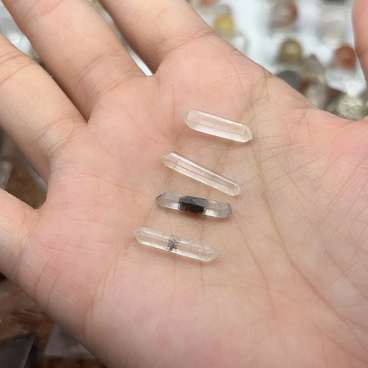 未镶嵌颈饰水晶4颗闪灵钻
