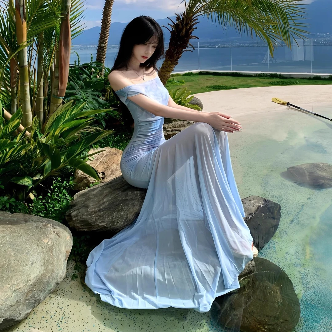 海边度假蓝色一字肩连衣裙子女夏季2025新款法式斜肩薄纱包臀长裙