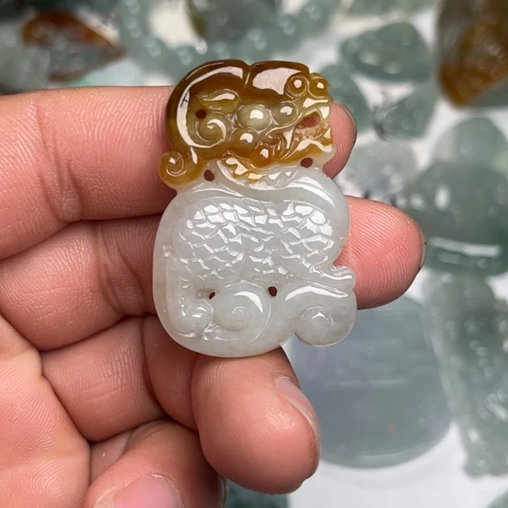 翡翠未镶嵌颈饰麒麟