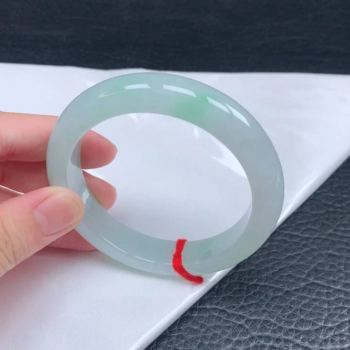 翡翠手镯未镶嵌。