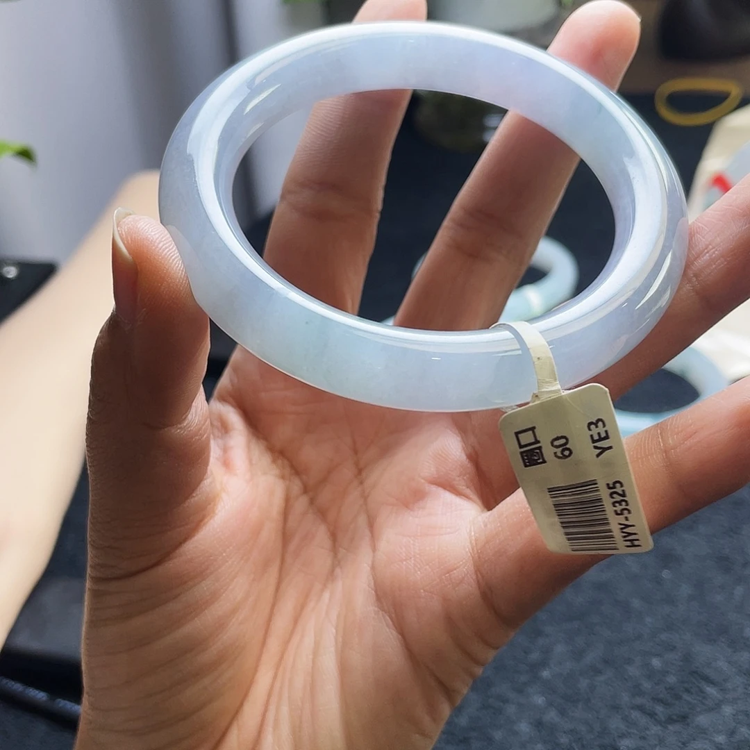 暖***的翡翠未镶嵌手镯60圆条