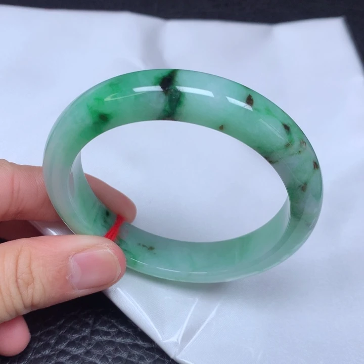 翡翠手镯未镶嵌。