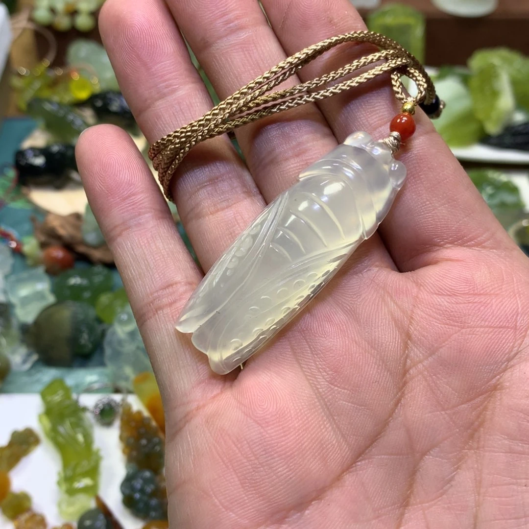 岫玉颈饰未镶嵌蝉